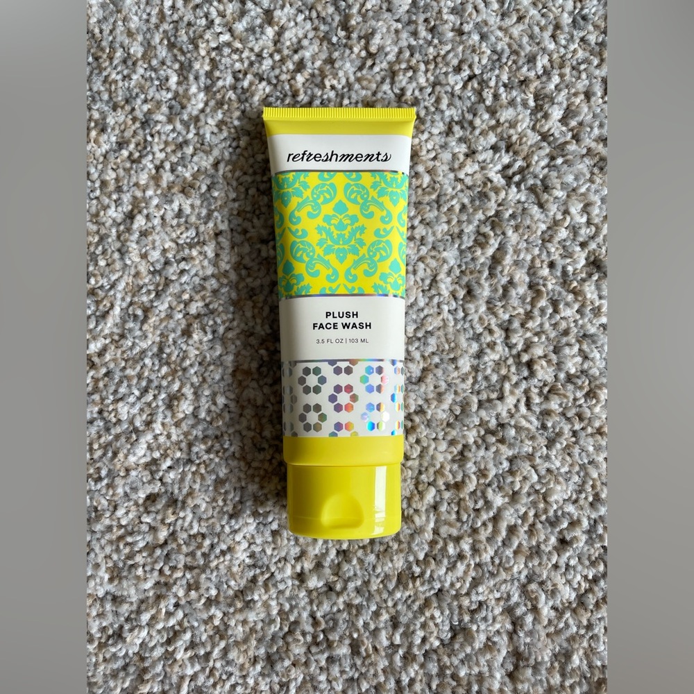 Refreshments Plush Face Wash